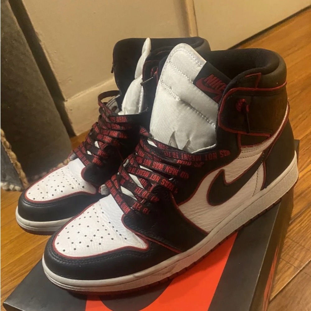 Nike Air Jordan 1 Retro High OG Bloodline 2019 555088 062 Size 9.5 See Photos.